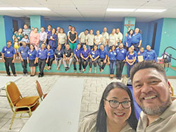 Norma y Giovani Chávez, coordinadores del Movimiento Familiar Cristiano para Indiana y Ohio, se toman una selfie con los líderes y coordinadores de Indiana en la parroquia St. Patrick en Indianápolis el 29 de julio de 2023. (Foto enviada)